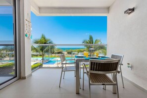 Balcony w/ furniture