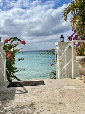 Access to the beach from sundeck.