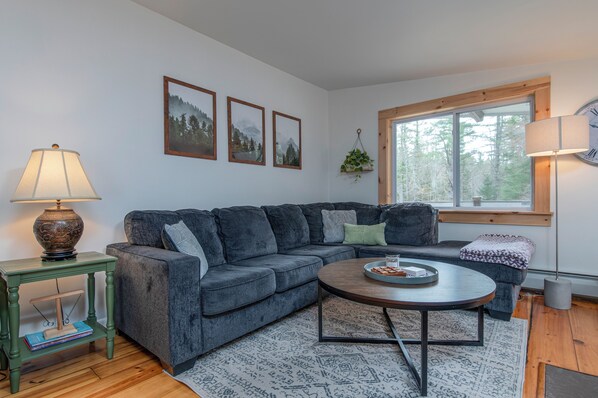 Living Room (2nd Floor)

Fireplace, games, access to deck w/ hot tub & view