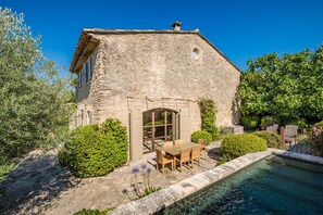 Garten / Terrasse mit Pool