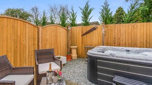 Courtyard and hot tub, Hillview Hideaway, Bolthole Retreats