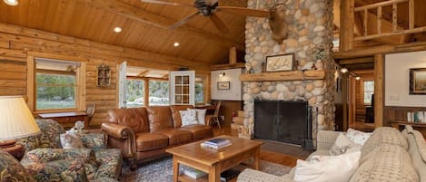 Beautiful cabin on the banks of the Salmon River with space for 10. 