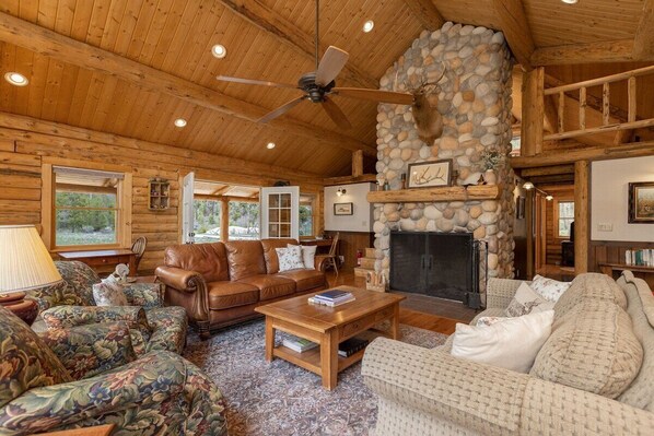 Beautiful cabin on the banks of the Salmon River with space for 10. 