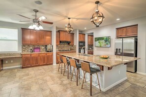Kitchen | Breakfast Bar | Blender | Ice Maker | Water Filter