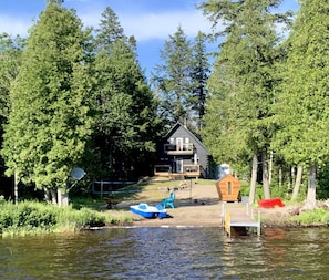 West-facing clean sandy lakefront cottage with sauna