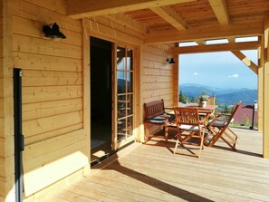 Bâtiment, Propriété, Ciel, Bois, Ombre, Design Intérieur, Porche, Table, Porte, Tache De Bois