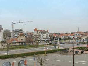 Himmel, Gebäude, Strassenlicht, Strassenbelag, Fahrzeug, Baum, Urban Design, Pflanze, Durchgangsstrasse, Asphalt