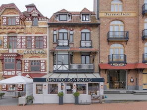 Pflanze, Fenster, Gebäude, Eigentum, Blumentopf, Urban Design, Nachbarschaft, Zimmerpflanze, Grundeigentum, Eigentumswohnung