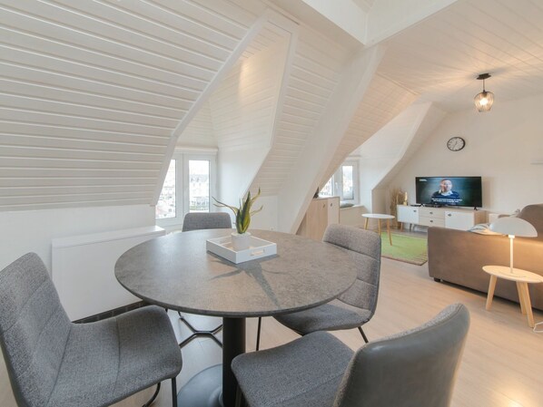 Tabelle, Möbel, Gebäude, Couch, Eigentum, Stuhl, Komfort, Interior Design, Beleuchtung, Lampe