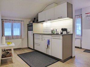 Küche, Interior Design, Küchengerät, Major Appliance, Flooring, Möbel, Holz, Countertop, Fussboden, Decke