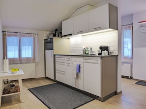 Küche, Interior Design, Küchengerät, Major Appliance, Flooring, Möbel, Holz, Countertop, Fussboden, Decke