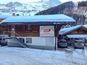 Nieve, Cielo, Montaña, Ventana, Edificio, Vehículo, Coche, Espacio Publico, Pendiente, Árbol