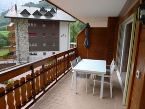 Table, Plante, Bois, Bâtiment, Design Intérieur, Architecture, Arbre, Clôture, Tache De Bois, Porte