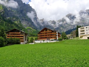 Wolke, Himmel, Berg, Pflanze, Gebäude, Eigentum, Ökoregion, Natürliche Landschaft, Grün, Natürlichen Umgebung