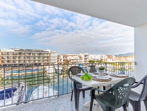 Nuage, Table, Ciel, Meubles, Bâtiment, Chaise, Architecture, Sol, Fenêtre, Condominium