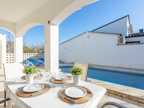 Plante, Propriété, L'Eau, Meubles, Table, Bâtiment, Ciel, Bleu Azur, Vaisselle, Piscine