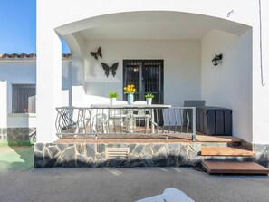 Shade, Table, Interior Design, Building, Wall, Sky, Rectangle, Urban Design, Facade, Residential Area