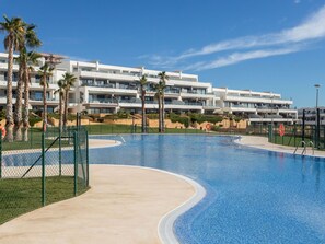 L'Eau, Ciel, Bâtiment, Plante, Jour, Nuage, Piscine, Bleu Azur, Fenêtre, Arbre