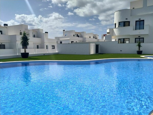 Water, Sky, Cloud, Building, Plant, Swimming Pool, Window, Azure, House, Leisure