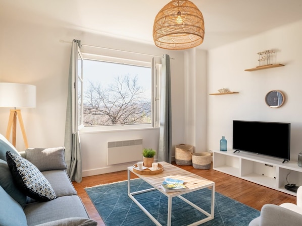 Eigentum, Möbel, Tabelle, Couch, Blau, Azurblau, Holz, Fenster, Komfort, Beleuchtung