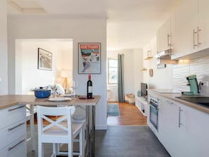 Möbel, Cabinetry, Tabelle, Countertop, Holz, Stuhl, Flooring, Küche, Fussboden, Schreibtisch