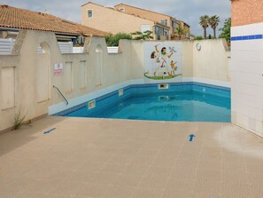 Wasser, Himmel, Schwimmbad, Gebäude, Pflanze, Fenster, Fussboden, Stuhl, Flooring, Freizeit