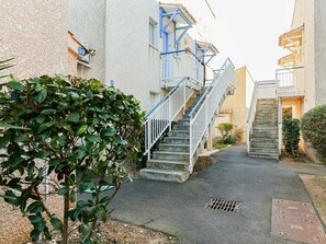 Pflanze, Gebäude, Eigentum, Fenster, Treppe, Haus, Strassenbelag, Wand, Urban Design, Grundeigentum