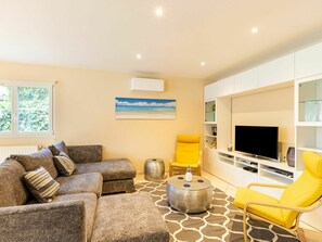 Möbel, Couch, Eigentum, Beleuchtung, Interior Design, Komfort, Wohnzimmer, Gelb, Fussboden, Flooring