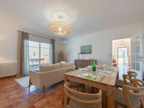 Table, Meubles, Canapé, Propriété, Cadre, Bois, Chaise, Design Intérieur, Éclairage, Sol