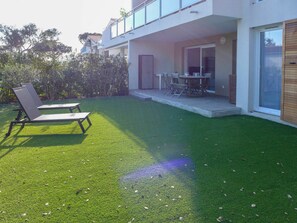 Pflanze, Fenster, Himmel, Gebäude, Baum, Grundstueck, Gras, Strassenbelag, Außenbank, Flooring