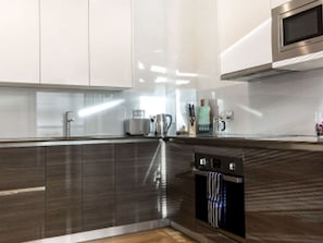 Comptoir, Cabinetry, BĂątiment, Cuisine, Appareil De Cuisine, CuisiniĂšre, Bois, Design IntĂ©rieur, Maison, ĂlectromĂ©nager
