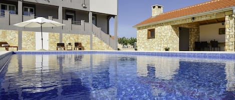 Water, Sky, Plant, Building, Daytime, Property, Swimming Pool, Window, Azure, Blue