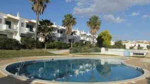 Very nice garden and big pool 