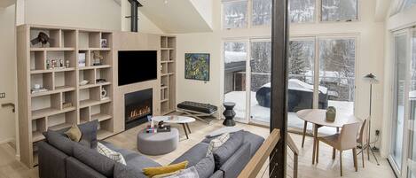 Living Room W/Fire Place