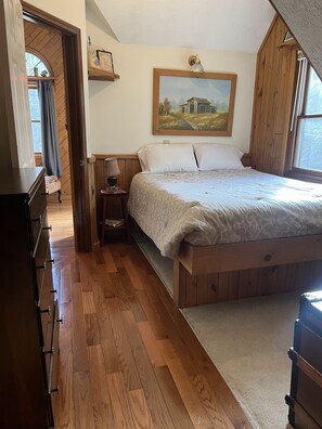 Upstairs bedroom queen bed. 