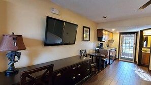 FIRST FLOOR CORNER Suite w/ Private Patio! 158 (592)