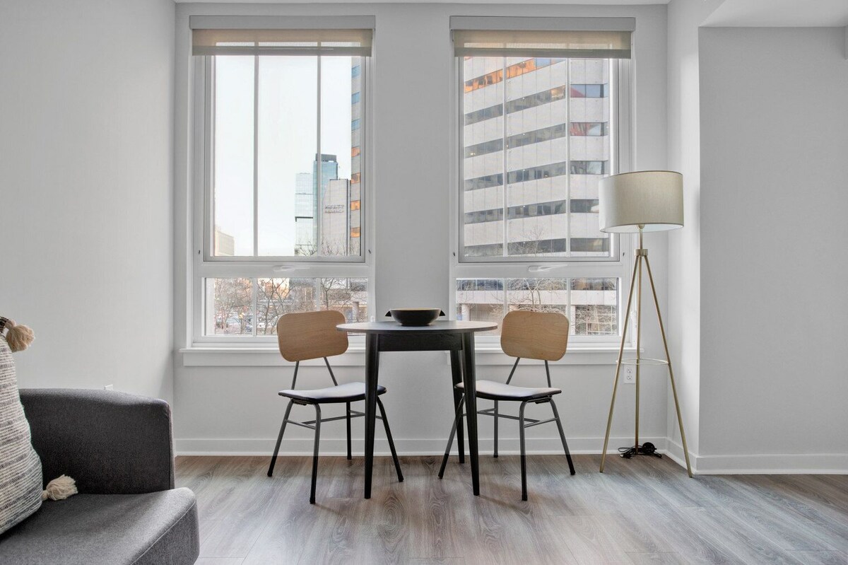 Upscale Bethesda 1BR w/ Gym, Roof & Lounge, near Metro, by Blueground