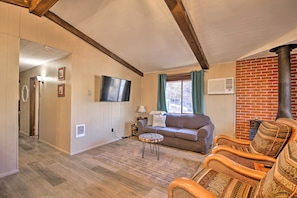 Living Room | Smart TV w/ Netflix