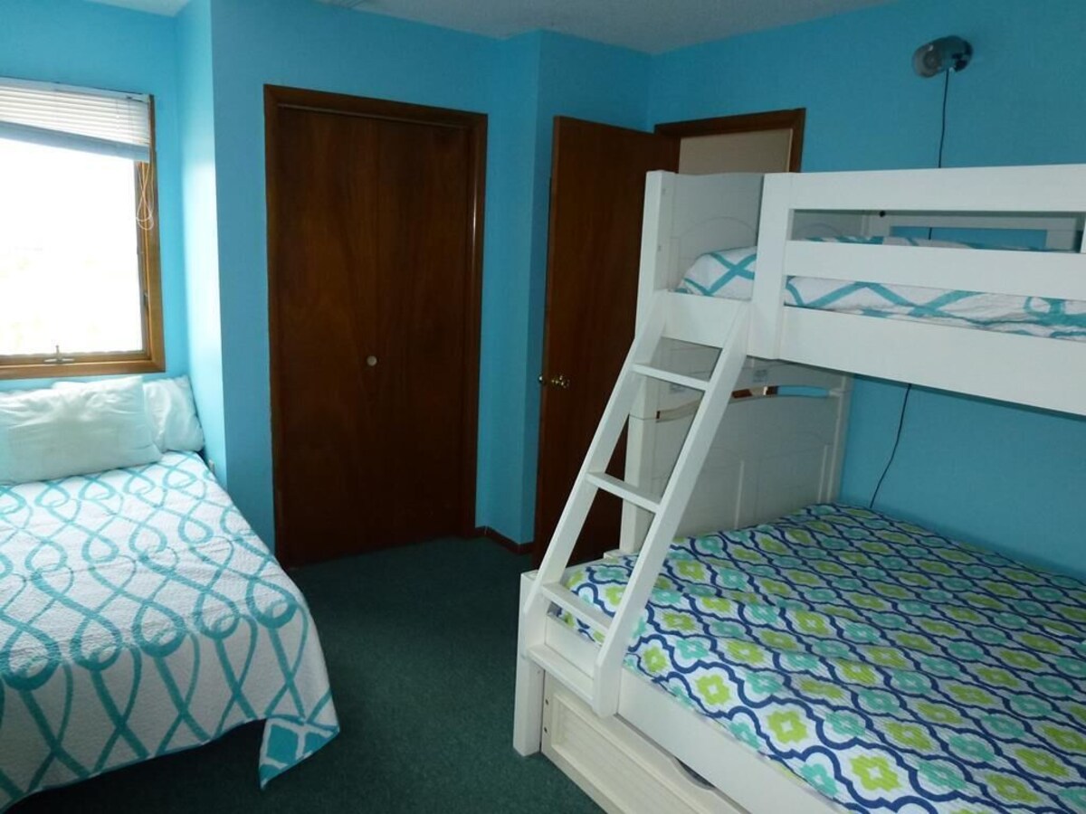 Oceanside. Single Family. Private Yard. WIFI. Washer & Dryer. Ocean Side Home in Beach Haven 60092