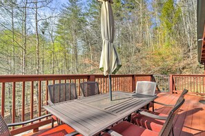 Upper Deck | Outdoor Dining Set | Gas Grill