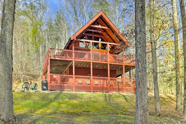 Sevierville Vacation Rental | 3BR | 2.5BA | Stairs Required | 2,110 Sq Ft