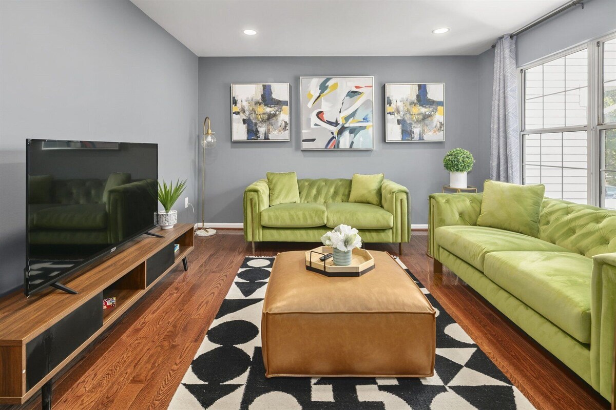 Metropolis: Charming Townhome 40 Min from DC