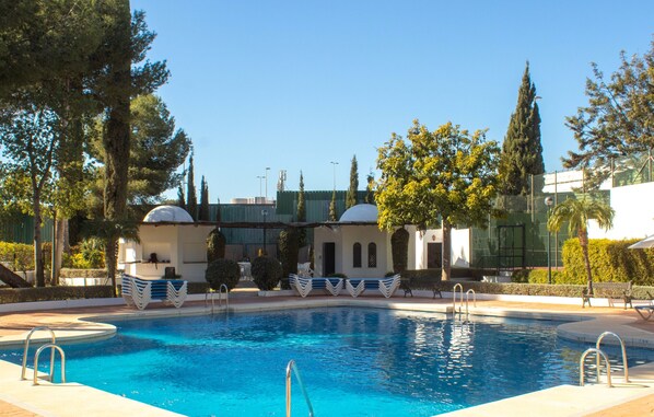 Swimming pool
