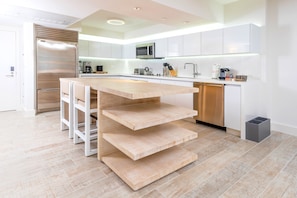 Full Kitchen with Dining Table