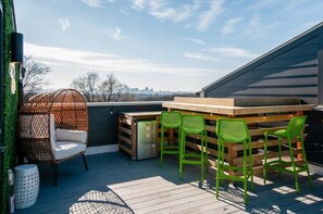 Enjoy Nashville from this stylish rooftop deck, ideal for large groups with stunning skyline views. Perfect for bachelorette parties and family reunions, it offers chic comfort and vibrant ambiance for unforgettable memories in Music City!