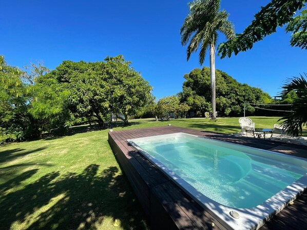 Outdoor spa tub