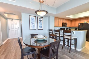 Palms 11216- Dining Area and Breakfast Bar