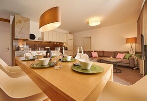 holiday-home-Alm-Lodge-A3-Tauplitz-kitchen-living-table