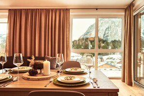 Ferienwohnung-Adler-Lodge-D3-Tauplitz-Salzkammergut-Esstisch