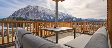 Vakantie-woning-Adler-Auszeit-Lodge-D6-Tauplitz-Buitenaanzicht-Bergen